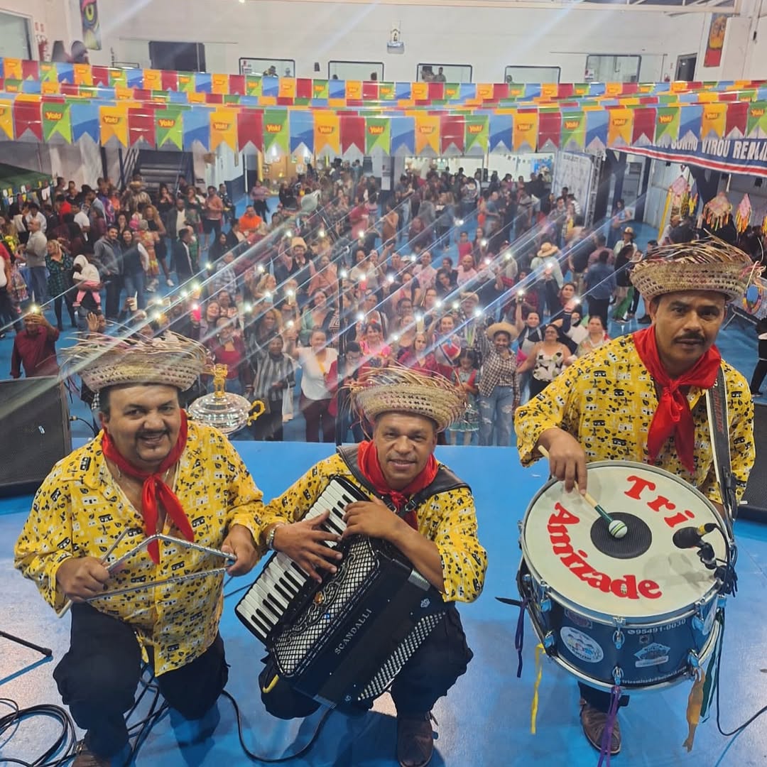 🤠🎙️ O ArraiaDaCoruja contou com a presenca da banda @trioamizadeoficial que abriu a festa com